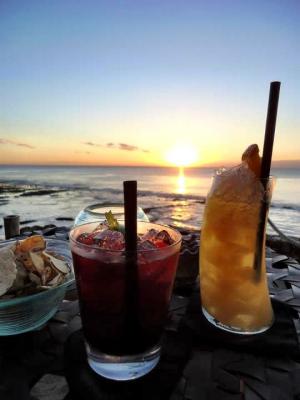 Cocktail En Amoureux Au Bord De L Eau Kadolog